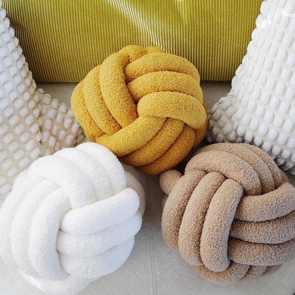 もちもちノットクッション（ボール型）の全体像。ソファやベッドに置かれた、韓国インテリア風の編み込みデザインが特徴の装飾用クッション。