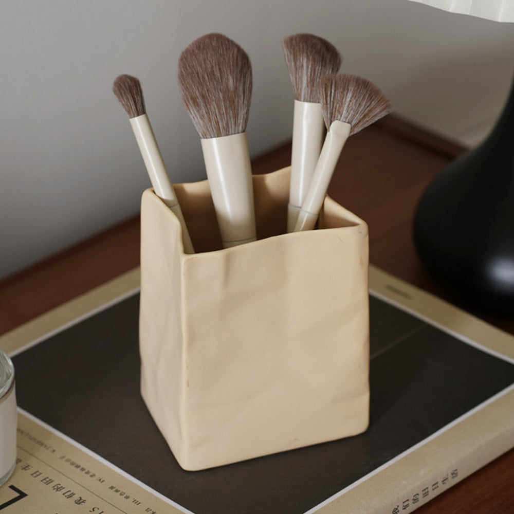 変形セラミック物入れ