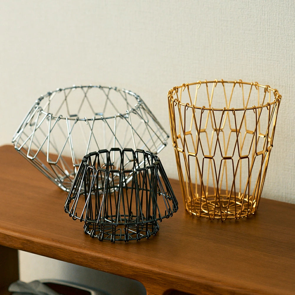 ステンレス製の変形フルーツバスケット全体像。折りたたんで形を変えられる多機能なワゴンスタイルで、空間をスタイリッシュに演出。