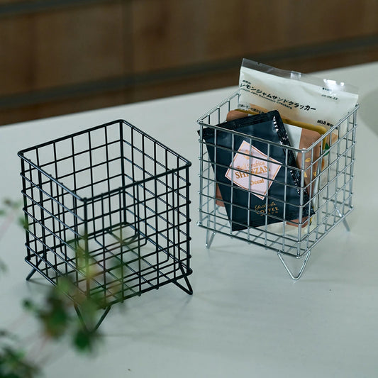 シルバーとブラックのワイヤーバスケットの全体像。キッチンカウンターに置かれた、カフェポーションやティーバッグの収納例。シンプルでスタイリッシュな角型デザインがわかる画像。